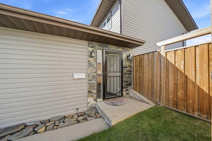 Property Photo:  113 Rupert Crescent  AB T4P 2Y9 
