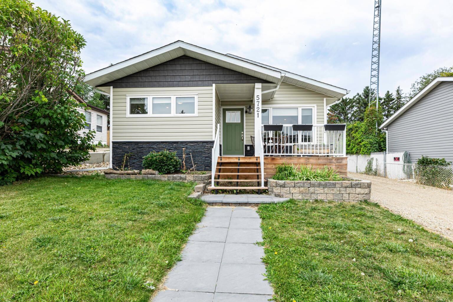 Property Photo:  5721 51 Avenue  AB T4G 1R4 
