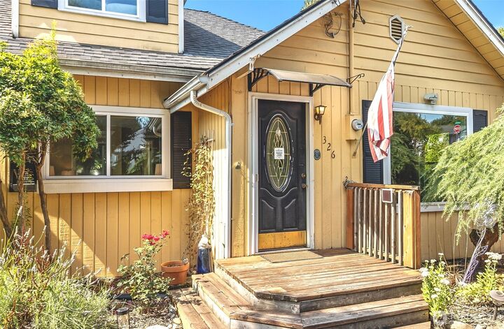 Property Photo: 326 Avenue I WA 98290