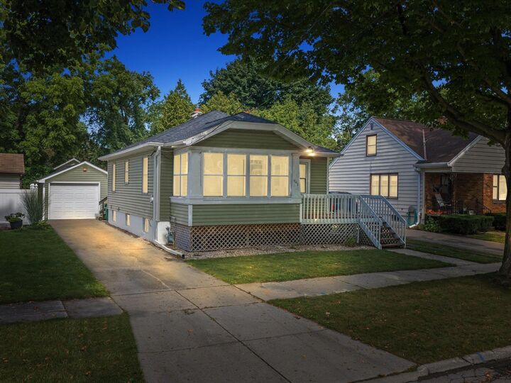 Property Photo:  942 Division Street  WI 54303-2947 