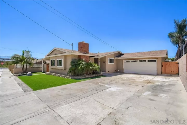 Property Photo:  2646 Calle Serena  CA 92139 