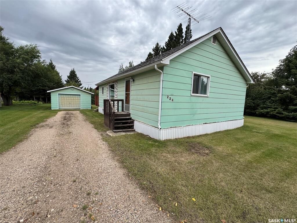 Property Photo:  224 2nd Avenue  SK S0K 4C0 