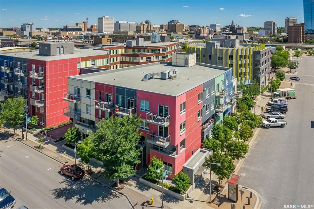 Property Photo:  418 C Avenue S  SK S7M 1N6 
