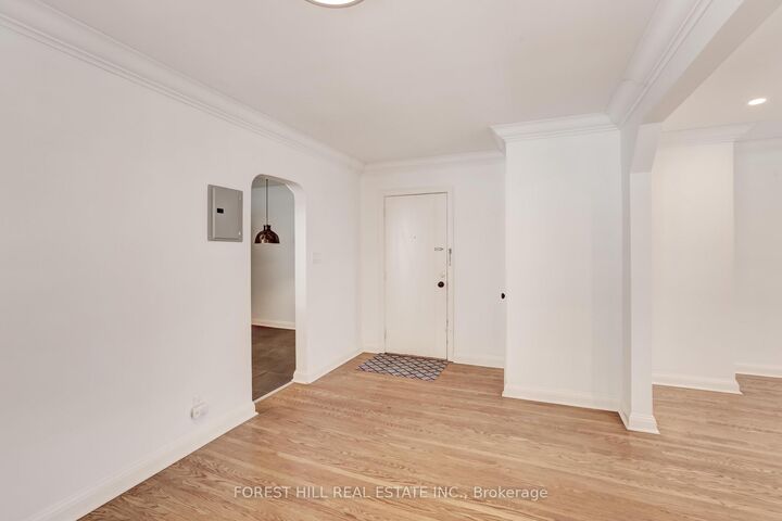 Property Photo: 345 Walmer Road 4 ON M5R 2Y3