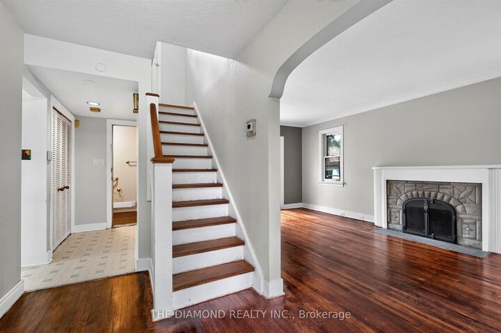 Property Photo:  3925 Bloor Street W  ON M9B 1L8 