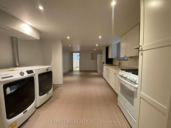 Property Photo: 209 Madison Avenue 5 ON M5R 2S6