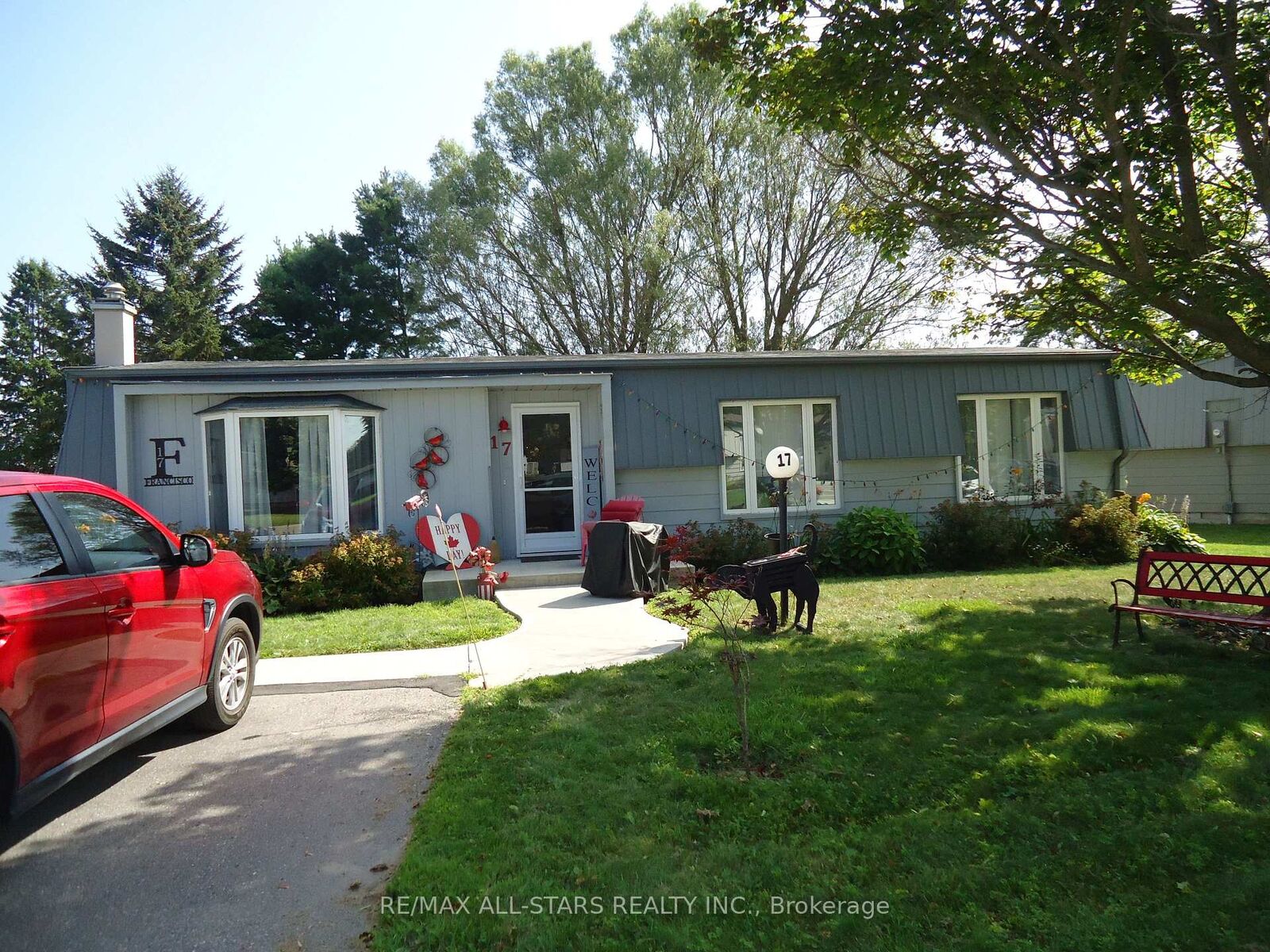 Property Photo:  17 Pineridge Crescent  ON L1B 1B9 