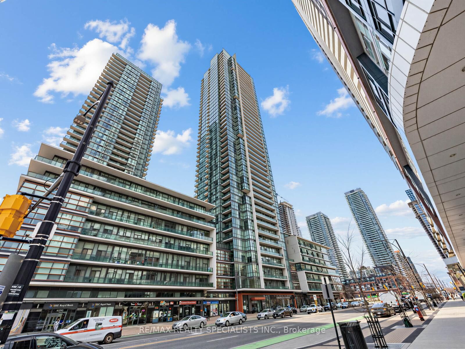 Property Photo: 4070 Confederation Parkway 1507 ON L5B 0E9