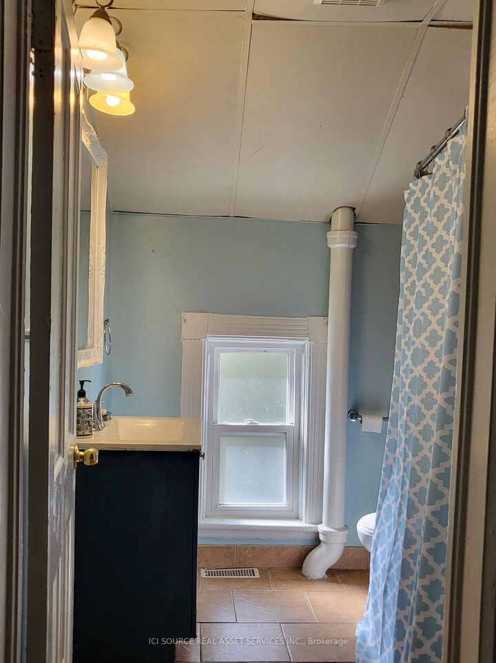 Property Photo:  136 Cooper Street A1  ON N3C 2N7 