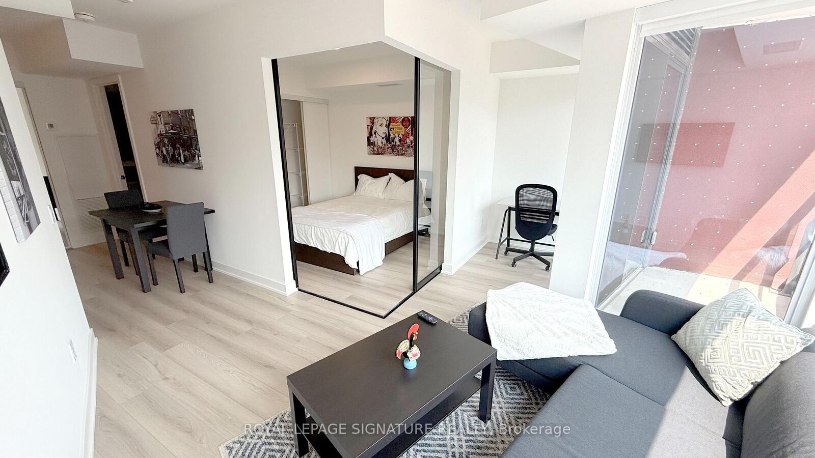 Property Photo:  5 Lakeview Avenue S 203  ON M6J 0H3 