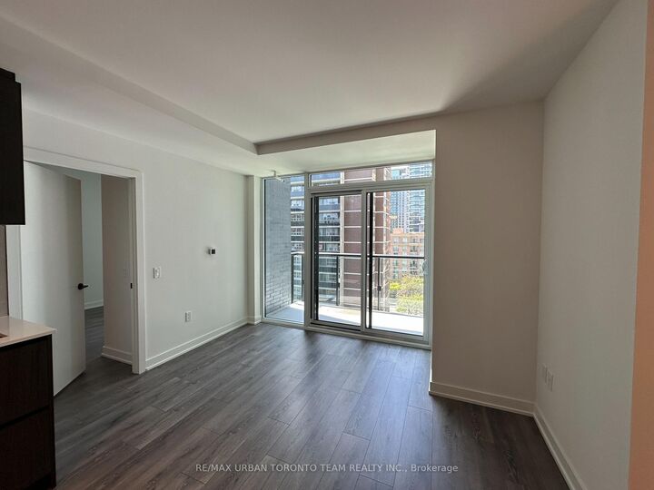 Property Photo: 127 Broadway Avenue 805 ON M4P 1V3