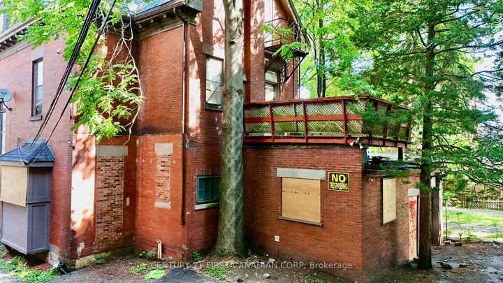 Property Photo:  