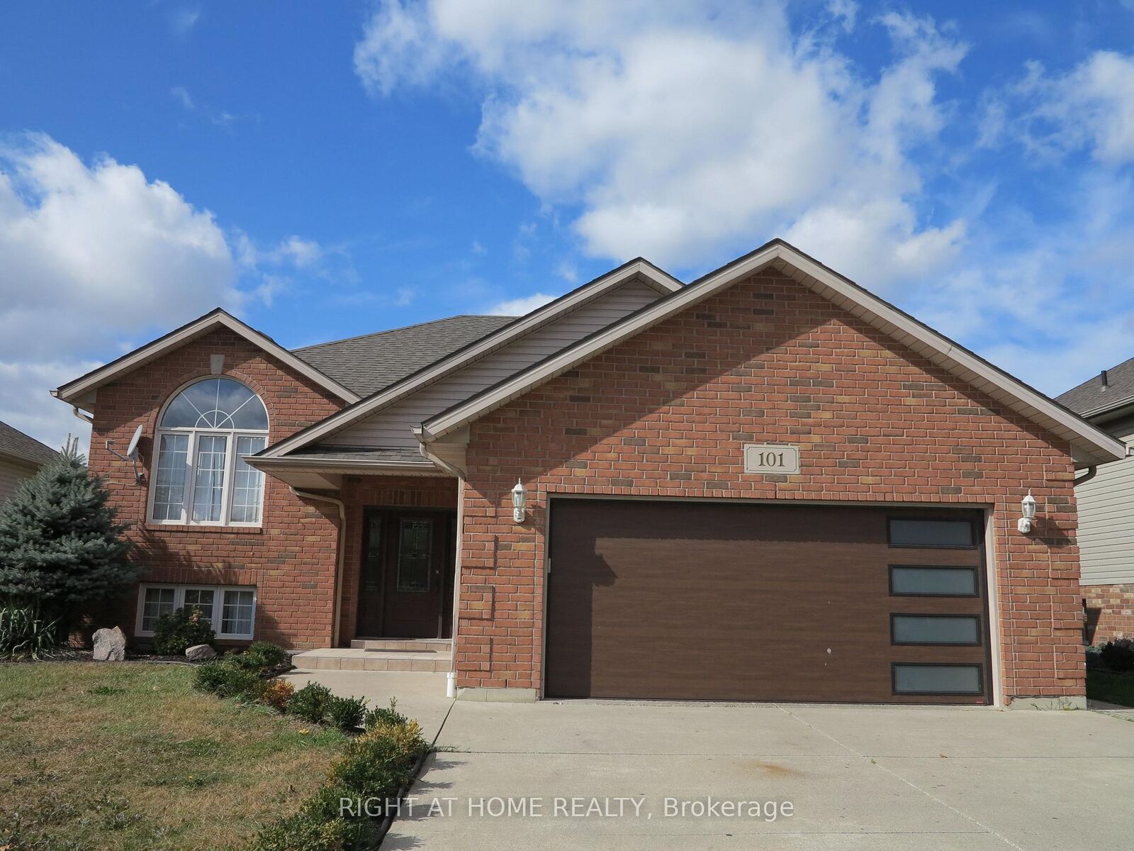 Property Photo:  101 Joanne Court  ON N8H 5N7 