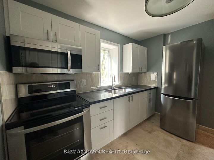 Property Photo:  1531 Queen Street E Upper  ON M4L 1E5 