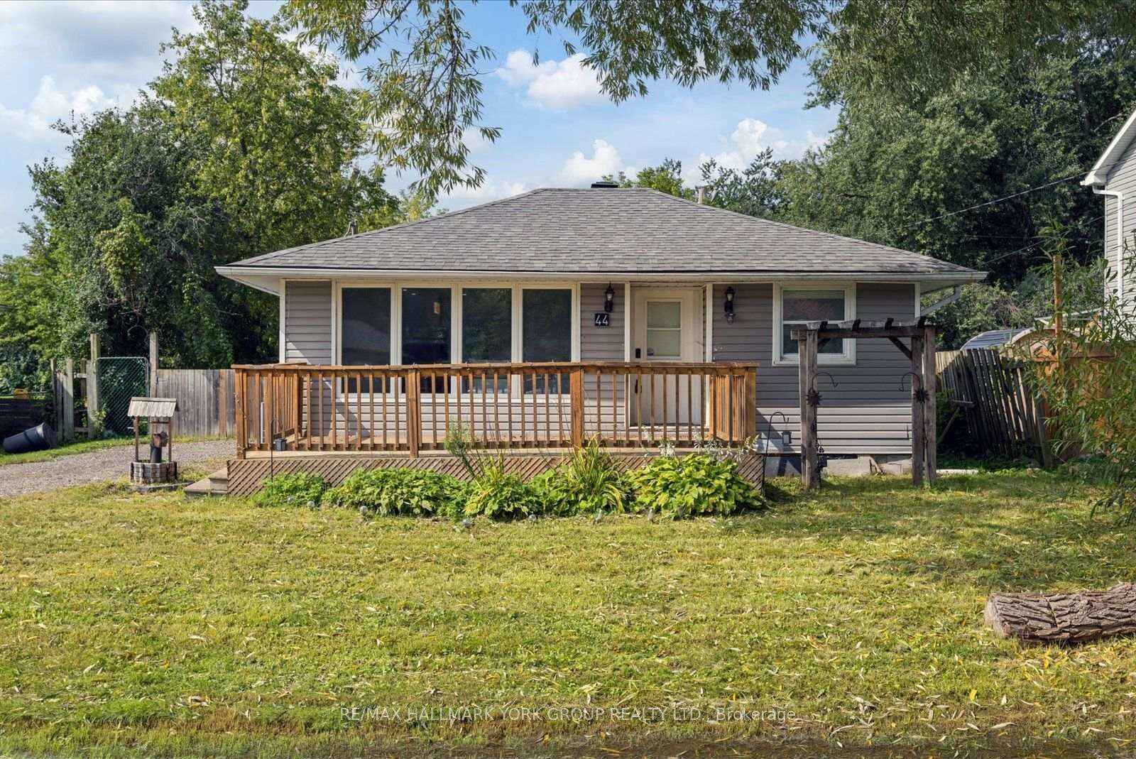 Property Photo:  44 Glenview Avenue  ON L0E 1N0 