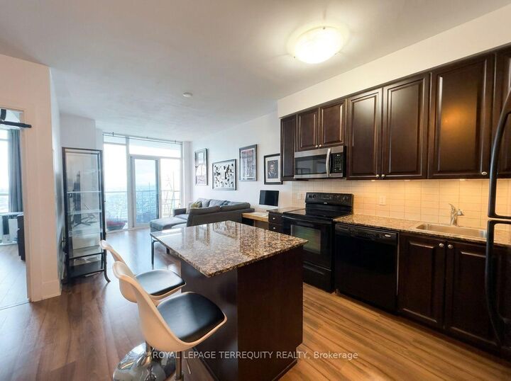 Property Photo:  330 Burnhamthorpe Road W 2810  ON L5B 0E1 