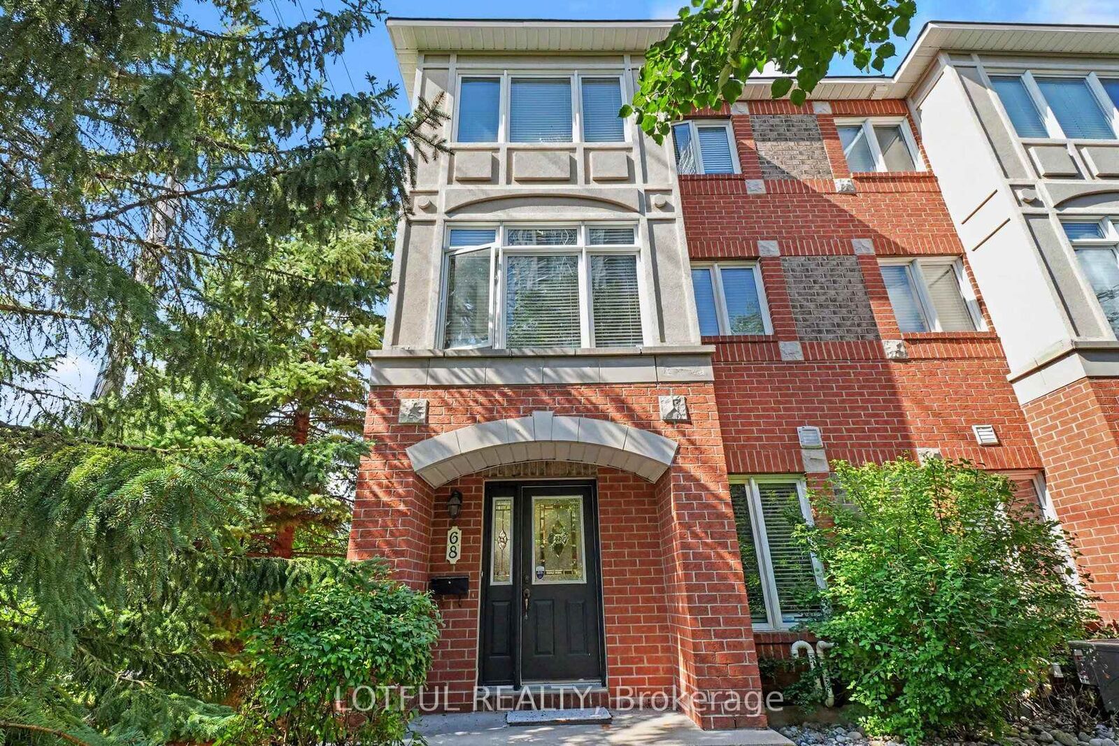 Property Photo:  68 Metropole Private  ON K1Z 1G1 