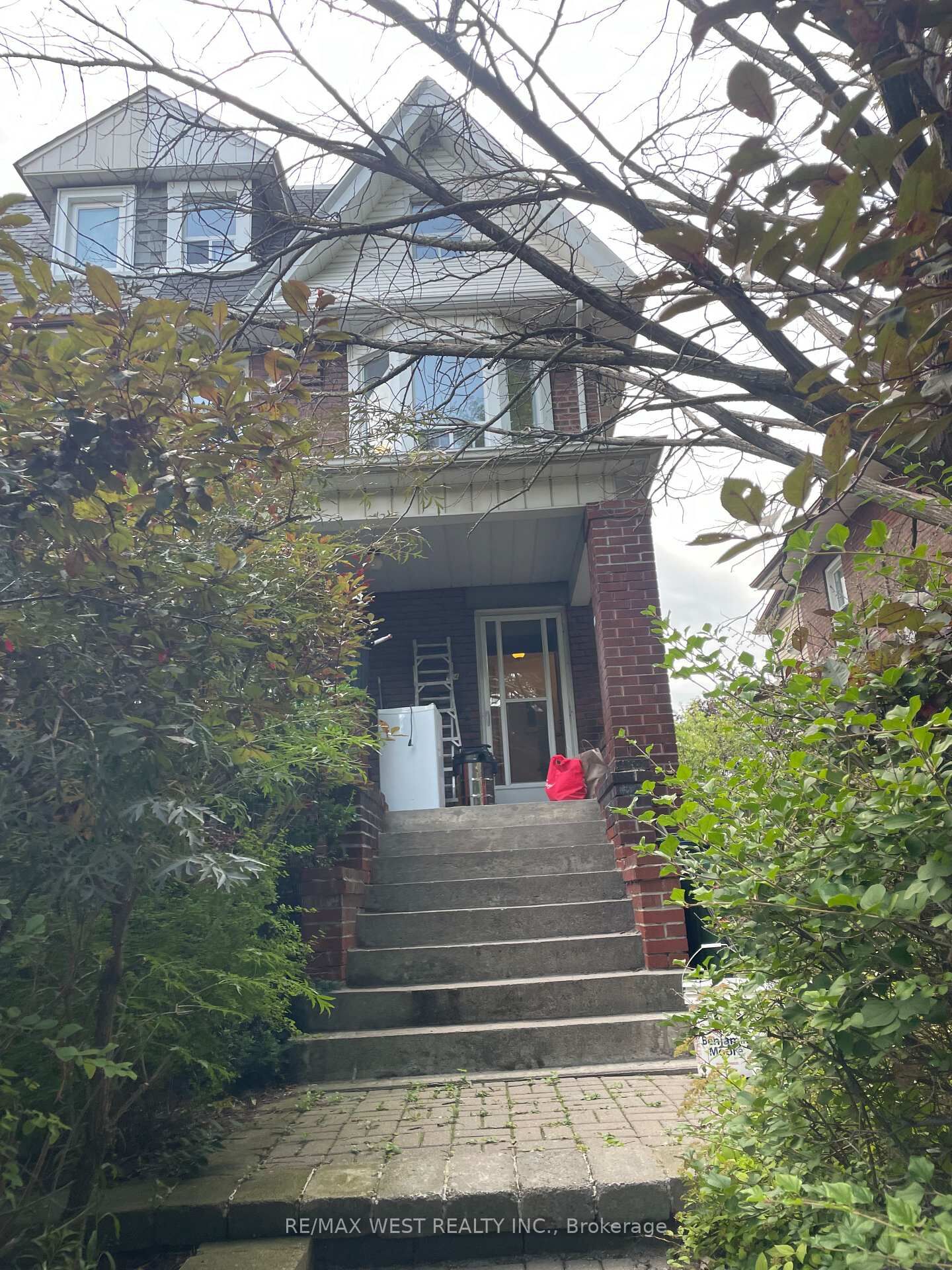 Property Photo:  734 Manning Avenue 2nd Floor  ON M6G 2W4 