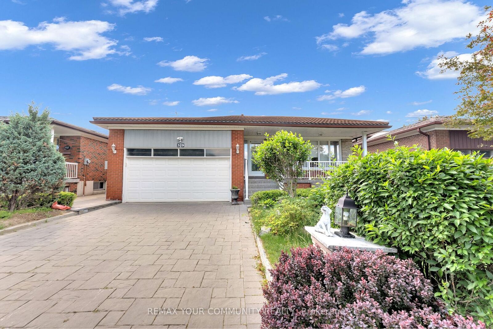 Property Photo:  39 Veerland Drive Bsmt  ON M6L 1R8 