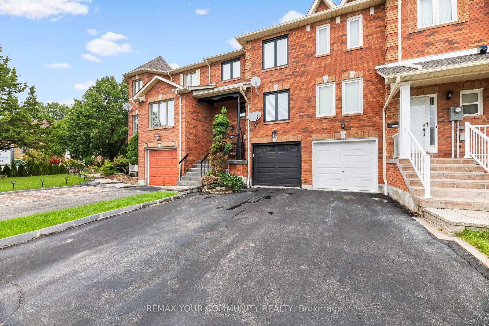 Property Photo:  16 Smales Drive  ON L1Z 1G5 