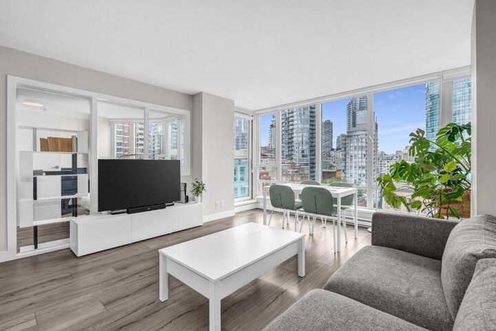 Property Photo:  788 Hamilton Street 1805  BC V6B 0E9 