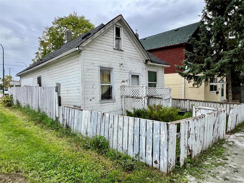 Property Photo:  683 Langside Street  MB R3B 2T9 