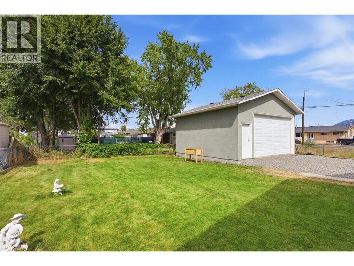 Property Photo:  908 Renfrew Avenue  BC V2B 3X5 