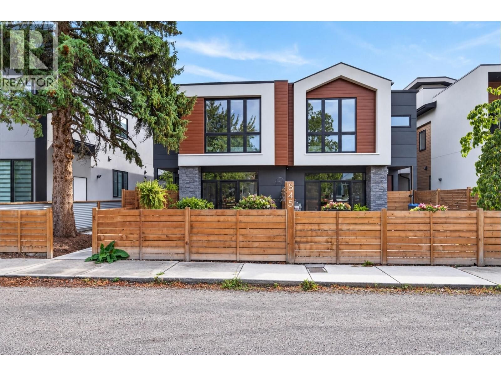 Property Photo:  845 Lawson Avenue 4  BC V1Y 6S9 