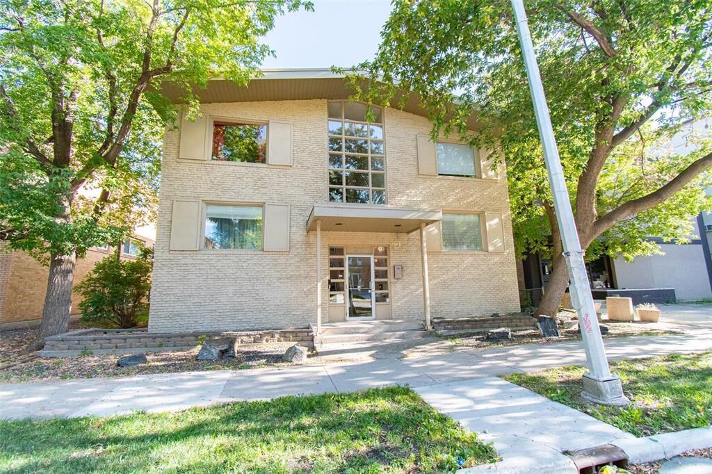 Property Photo:  310 Stradbrook Avenue  MB R3L 0J6 