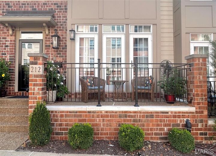 Property Photo:  212 Pullman Place  MO 63122 