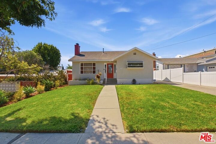 Property Photo:  332 E Plymouth Street  CA 90302 