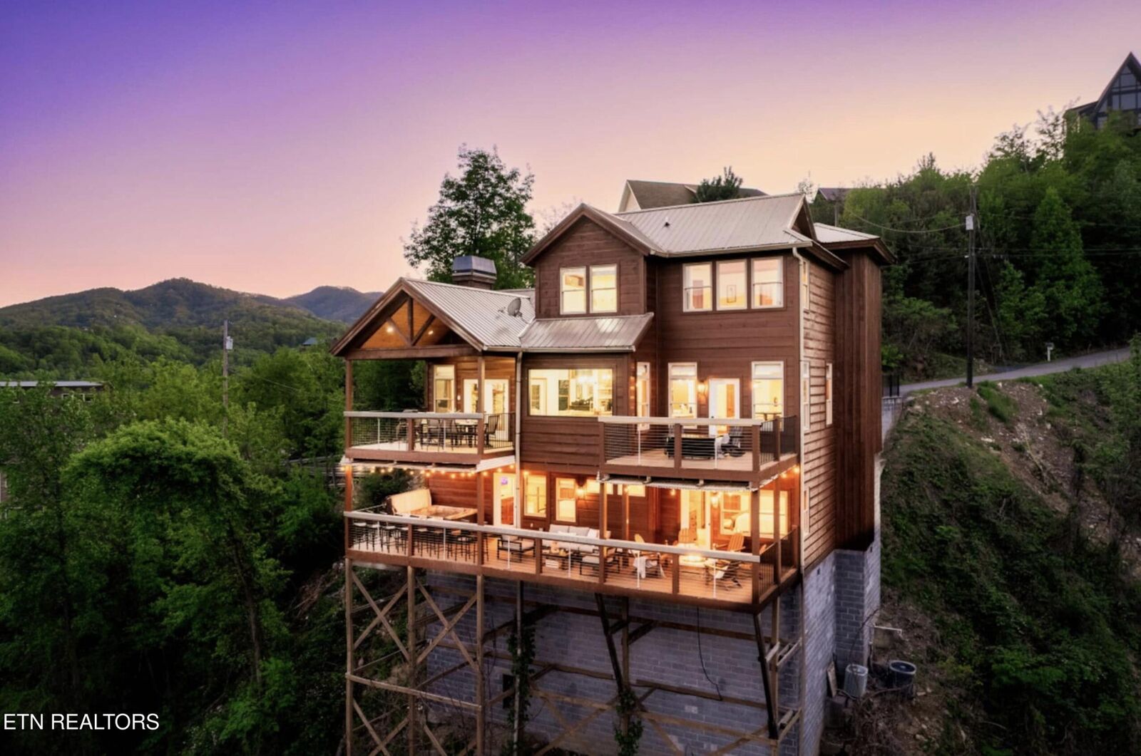 Property Photo: 811 Sourwood Drive TN 37738