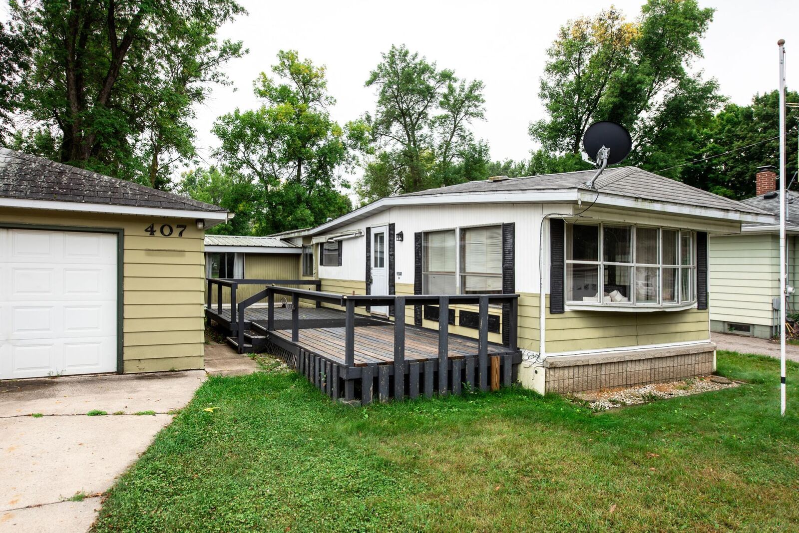 Property Photo:  407 W Oak Street  MN 56360 