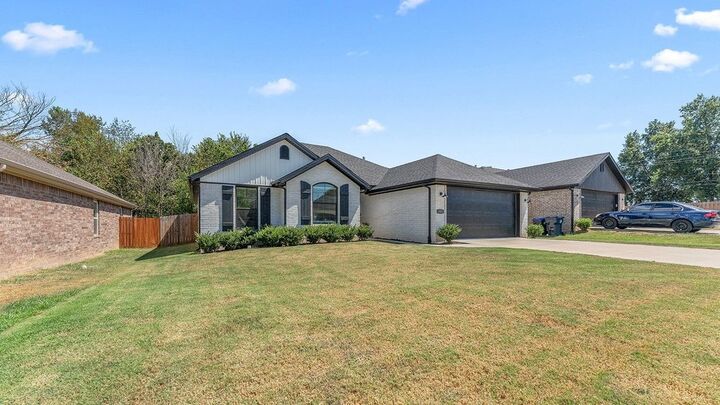 Property Photo: 1831 S D Street AR 72756