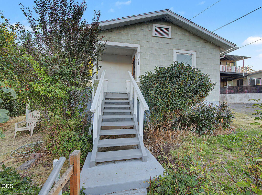 Property Photo: 1012 N 8th Street OR 97601