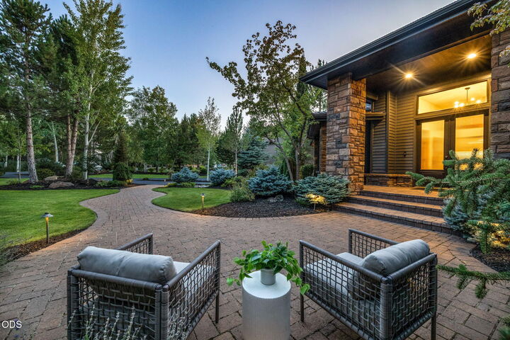 Property Photo:  19275 Green Lakes Loop  OR 97702 