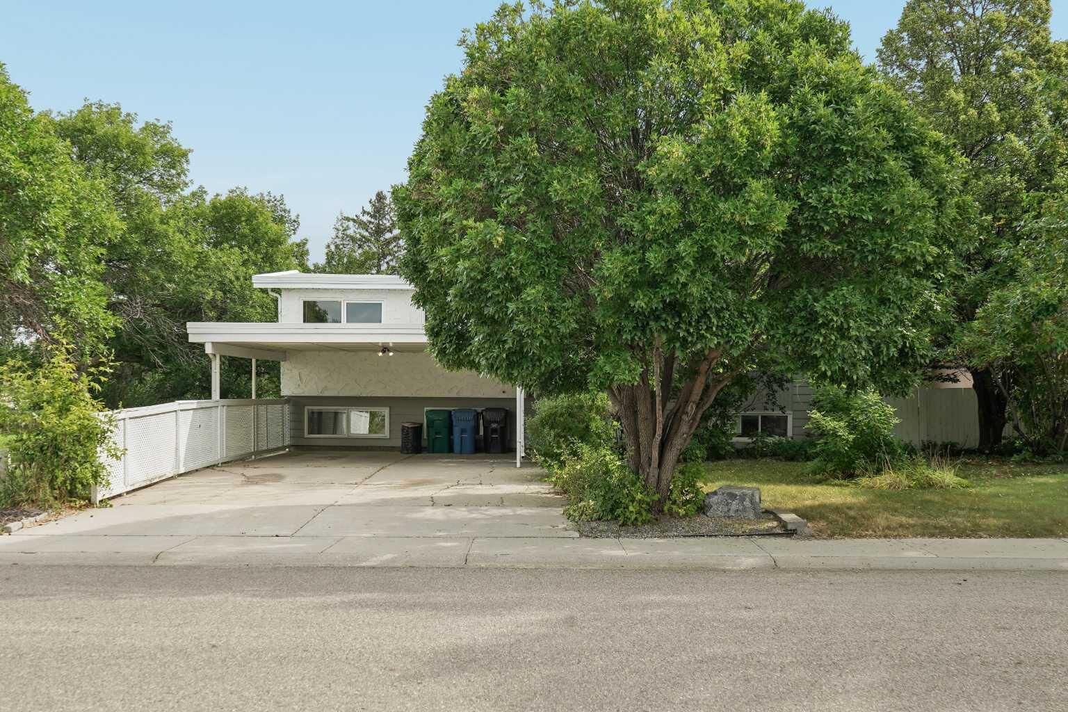 Property Photo: 2409 20 Street N AB T1H 4T9