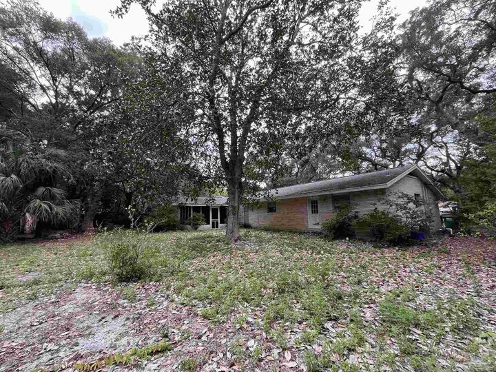 Property Photo:  208 Cordoba St  FL 32561 