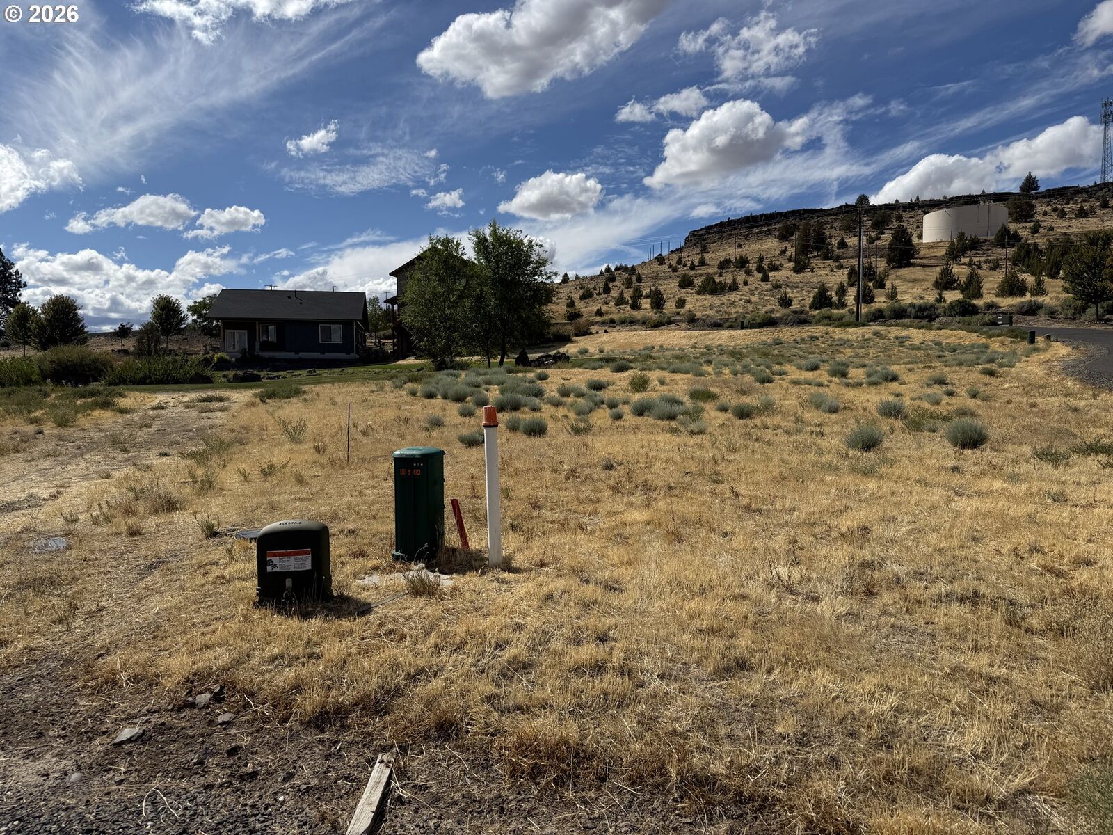Property Photo: 405 Little Lake Rd OR 97037