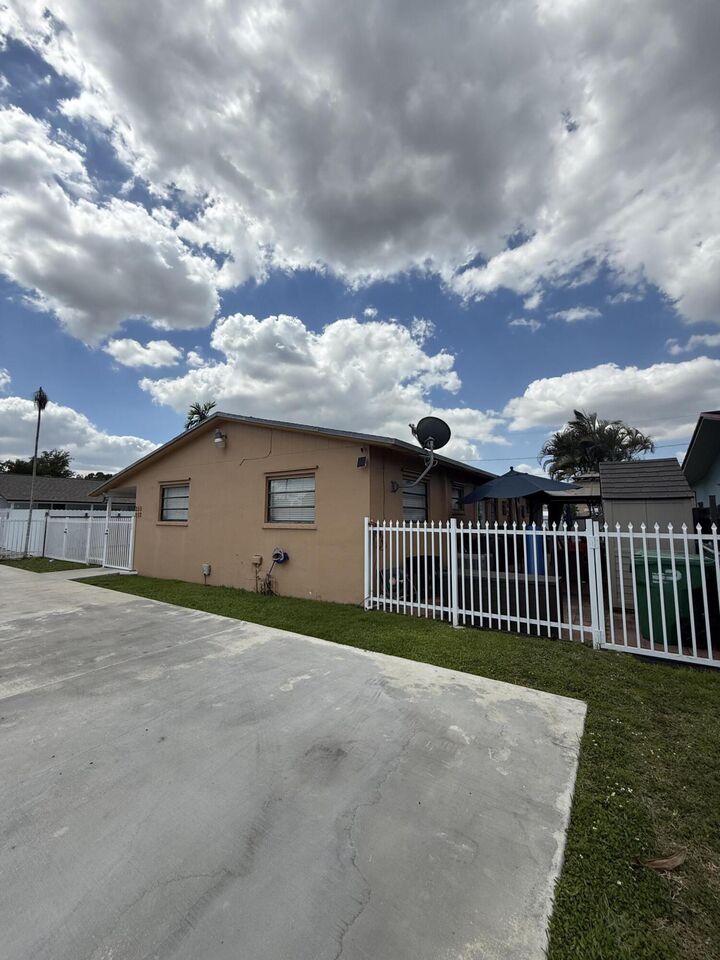 Property Photo:  250 SW 76th Court  FL 33144 