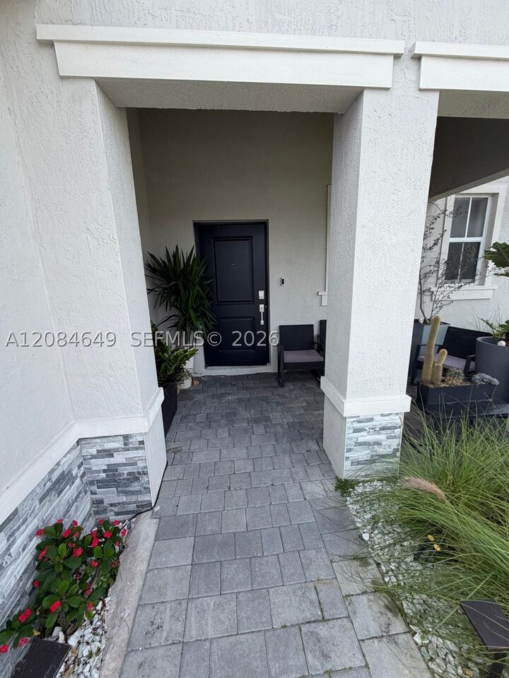 Property Photo: 2618 SE 9th St FL 33035