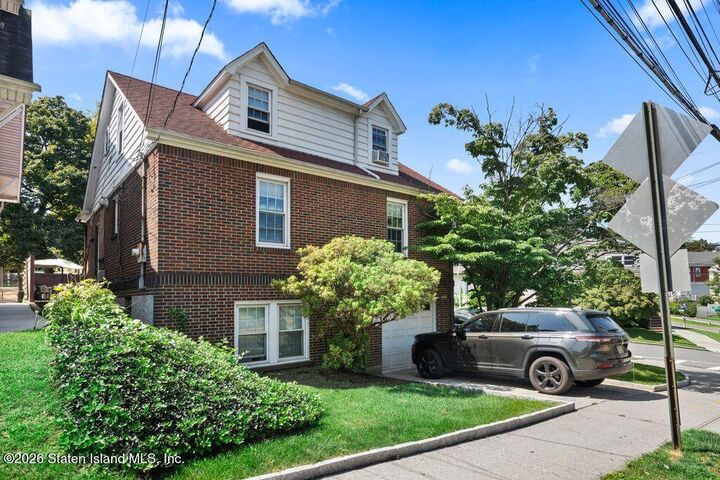 Property Photo:  1 Duer Lane  NY 10301 