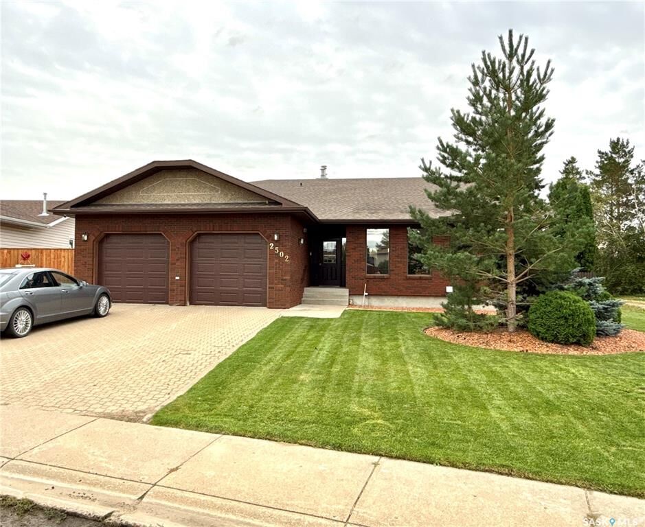 Property Photo:  2502 Blue Jay Crescent  SK S9A 3Z3 