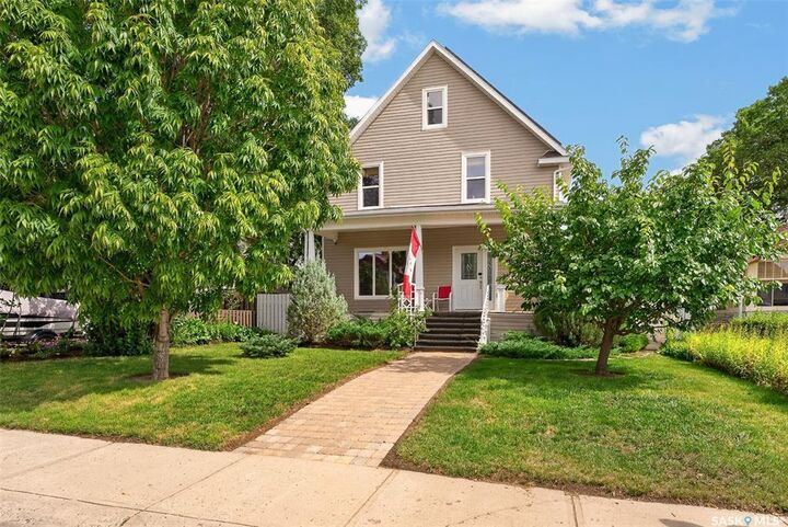 Property Photo:  1129 1st Avenue NE  SK S6H 1A2 