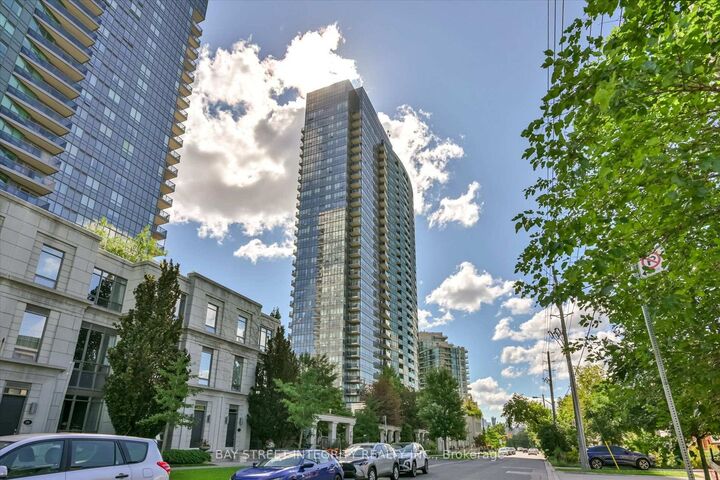 Property Photo:  15 Greenview Avenue 1906  ON M2M 4M7 