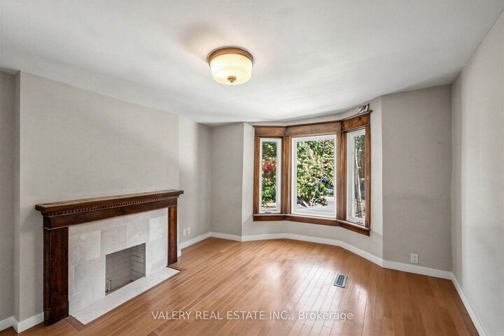 Property Photo:  472 Crawford Street  ON M6G 3J8 