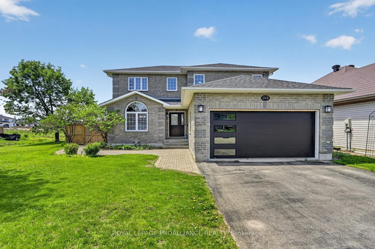 Property Photo: 1014 Crestwood Drive ON K6V 7N1