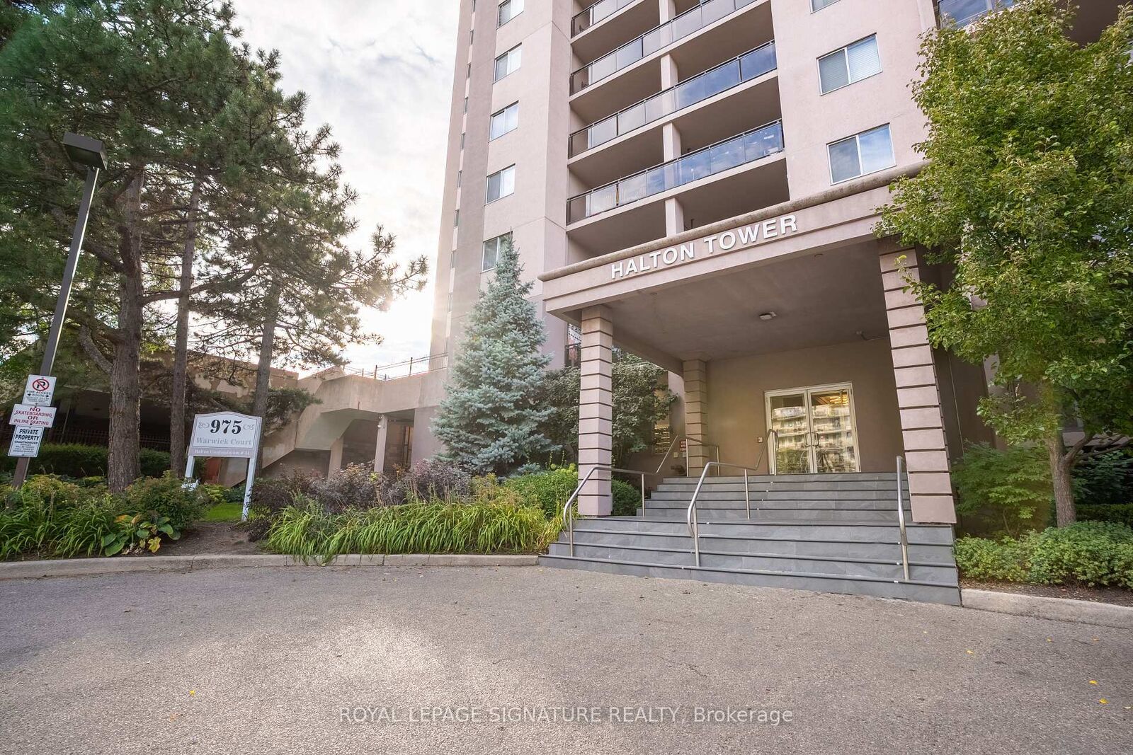 Property Photo:  975 Warwick Court 1608  ON L7T 3Z7 