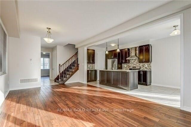 Property Photo:  82 Enford Crescent Upper  ON L7A 4C8 