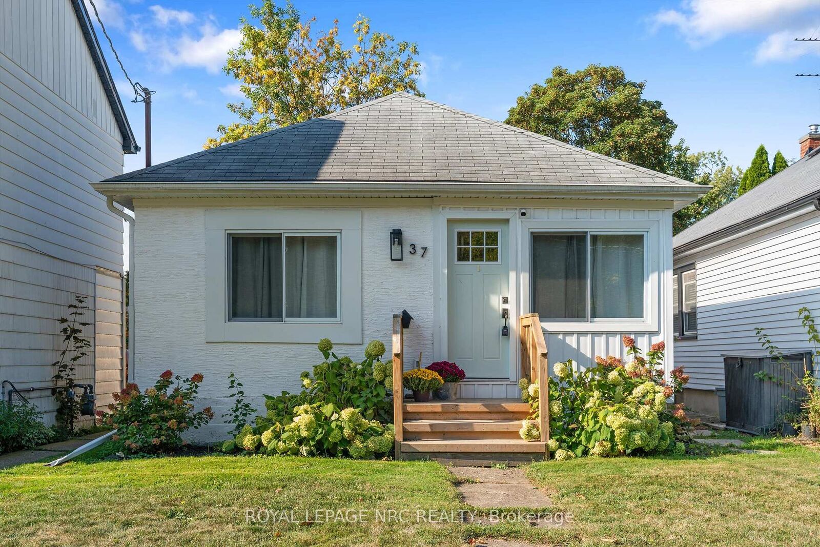 Property Photo:  37 Lock Street  ON L2N 5B8 
